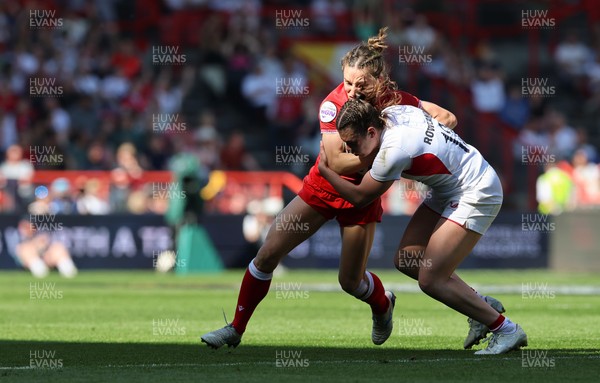 250426 - England v Wales, 2026 Guinness Women’s 6 Nations - Jasmine Joyce of Wales and Helena Rowland of England compete for the ball