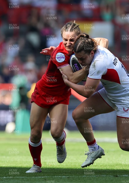 250426 - England v Wales, 2026 Guinness Women’s 6 Nations - Jasmine Joyce of Wales and Helena Rowland of England compete for the ball