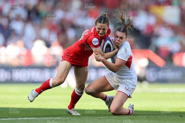 250426 - England v Wales, 2026 Guinness Women’s 6 Nations - Jasmine Joyce of Wales and Helena Rowland of England compete for the ball