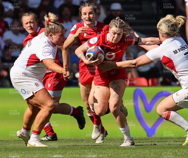 250426 - England v Wales, 2026 Guinness Women’s 6 Nations - Keira Bevan of Wales takes on Marlie Paker of England 