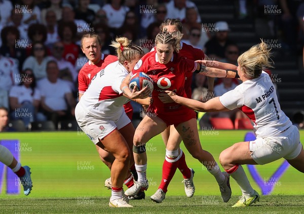 250426 - England v Wales, 2026 Guinness Women’s 6 Nations - Keira Bevan of Wales takes on Marlie Paker of England 