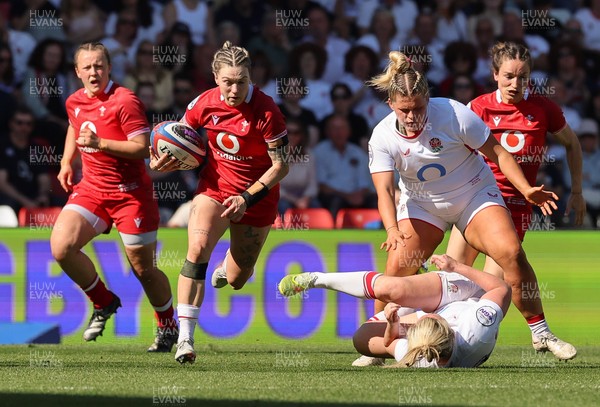 250426 - England v Wales, 2026 Guinness Women’s 6 Nations - Keira Bevan of Wales takes on Marlie Paker of England 