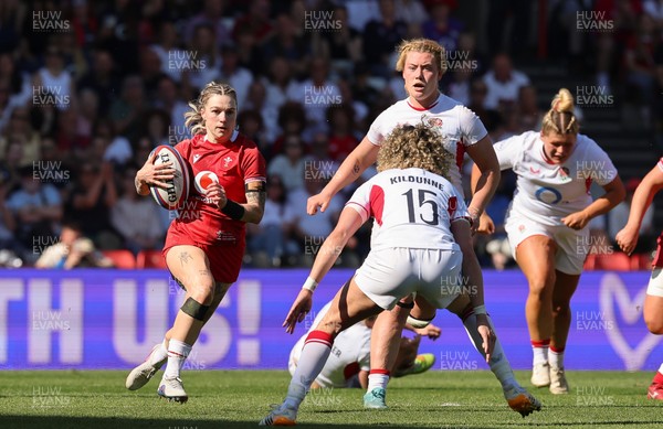 250426 - England v Wales, 2026 Guinness Women’s 6 Nations - Keira Bevan of Wales takes on Ellie Kildunne of England 