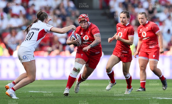 250426 - England v Wales, 2026 Guinness Women’s 6 Nations - Donna Rose of Wales takes on Holly Aitchison of England 