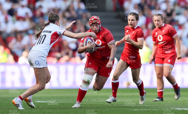 250426 - England v Wales, 2026 Guinness Women’s 6 Nations - Donna Rose of Wales takes on Holly Aitchison of England 