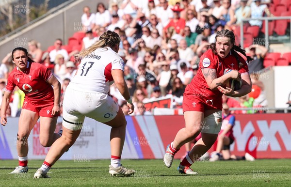250426 - England v Wales, 2026 Guinness Women’s 6 Nations - Maisie Davies of Wales takes on Kelsey Clifford of England 