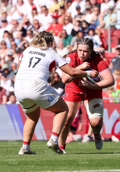 250426 - England v Wales, 2026 Guinness Women’s 6 Nations - Maisie Davies of Wales takes on Kelsey Clifford of England 