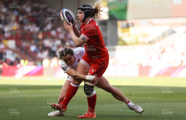 250426 - England v Wales, 2026 Guinness Women’s 6 Nations - Bethan Lewis of Wales looks to pass