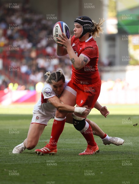 250426 - England v Wales, 2026 Guinness Women’s 6 Nations - Bethan Lewis of Wales looks to pass