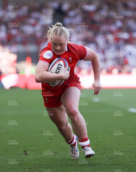 250426 - England v Wales, 2026 Guinness Women’s 6 Nations - Seren Lockwood of Wales dives in to score try