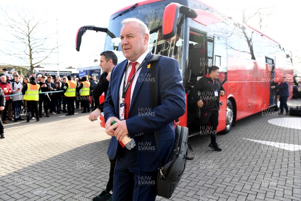 260222 - England v Wales - Guinness Six Nations 2022 - Wales head coach Wayne Pivac arrives