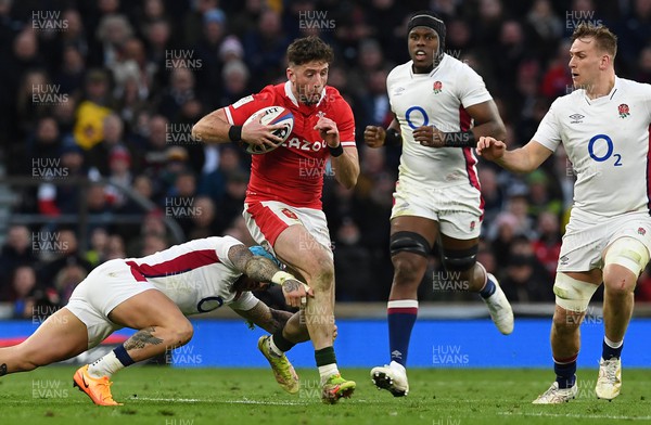 260222 - England v Wales - Guinness Six Nations 2022 - Alex Cuthbert of Wales is tackled by Jack Nowell of England