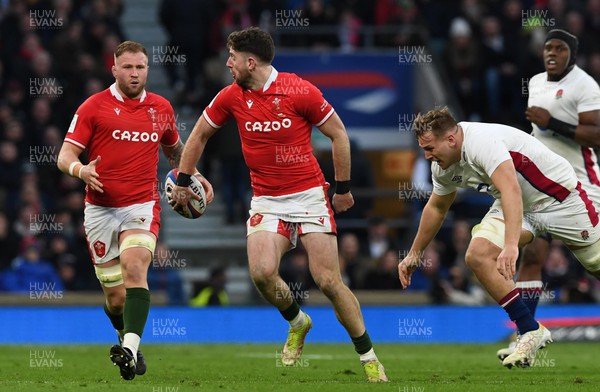 260222 - England v Wales - Guinness Six Nations 2022 - Alex Cuthbert of Wales is tackled by Alex Dombrandt of England