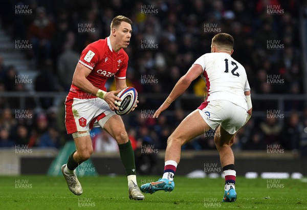 260222 - England v Wales - Guinness Six Nations 2022 - Liam Williams of Wales takes on Henry Slade of England