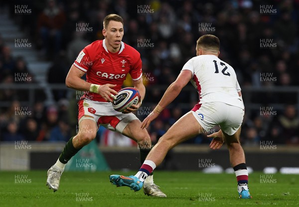 260222 - England v Wales - Guinness Six Nations 2022 - Liam Williams of Wales takes on Henry Slade of England