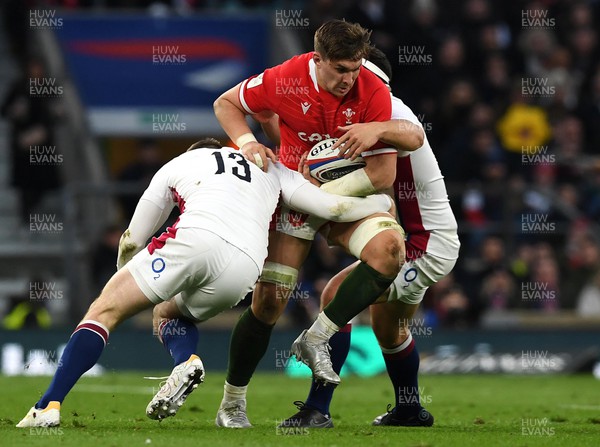 260222 - England v Wales - Guinness Six Nations 2022 - Taine Basham of Wales is tackled by Elliot Daly and Jamie George of England