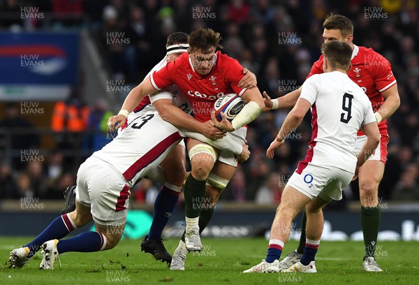 260222 - England v Wales - Guinness Six Nations 2022 - Taine Basham of Wales is tackled by Elliot Daly and Jamie George of England