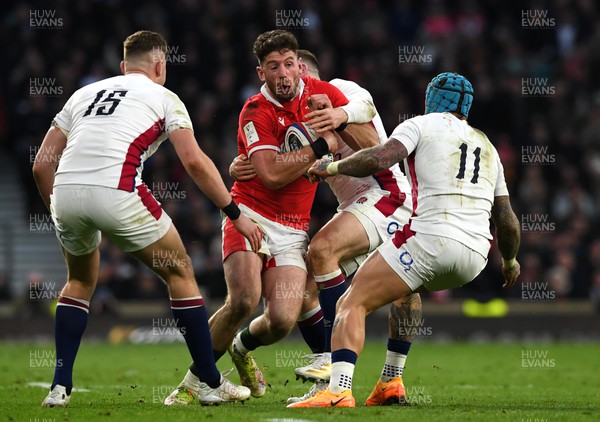 260222 - England v Wales - Guinness Six Nations 2022 - Alex Cuthbert of Wales is tackled by Elliot Daly of England