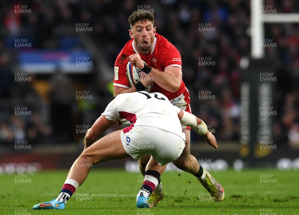 260222 - England v Wales - Guinness Six Nations 2022 - Alex Cuthbert of Wales is tackled by Henry Slade of England