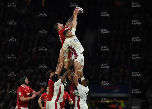 260222 - England v Wales - Guinness Six Nations 2022 - Ross Moriarty of Wales and Charlie Ewels of England compete for line out ball