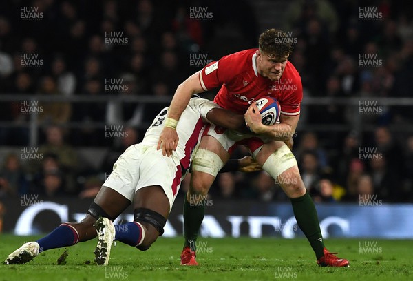 260222 - England v Wales - Guinness Six Nations 2022 - Will Rowlands of Wales is tackled by Maro Itoje of England