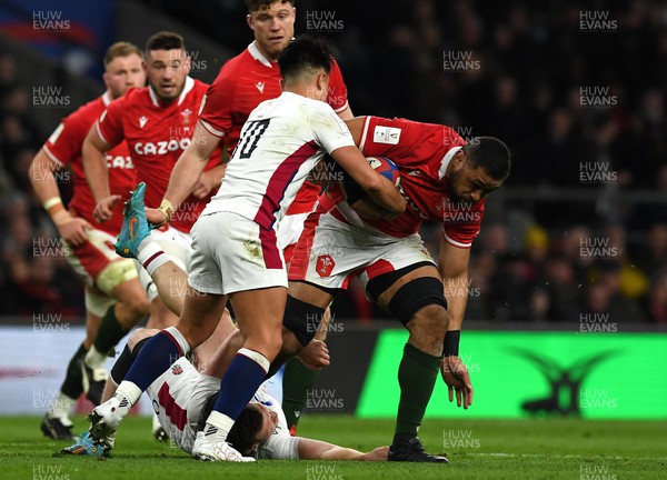 260222 - England v Wales - Guinness Six Nations 2022 - Taulupe Faletau of Wales is tackled by Marcus Smith of England
