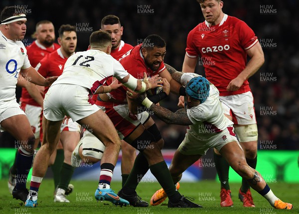260222 - England v Wales - Guinness Six Nations 2022 - Taulupe Faletau of Wales is tackled by Henry Slade and Jack Nowell of England