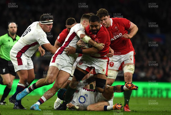 260222 - England v Wales - Guinness Six Nations 2022 - Taulupe Faletau of Wales is tackled by Henry Slade and Jack Nowell of England