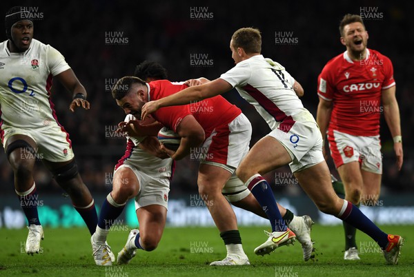 260222 - England v Wales - Guinness Six Nations 2022 - Gareth Thomas of Wales is tackled by Marcus Smith of England