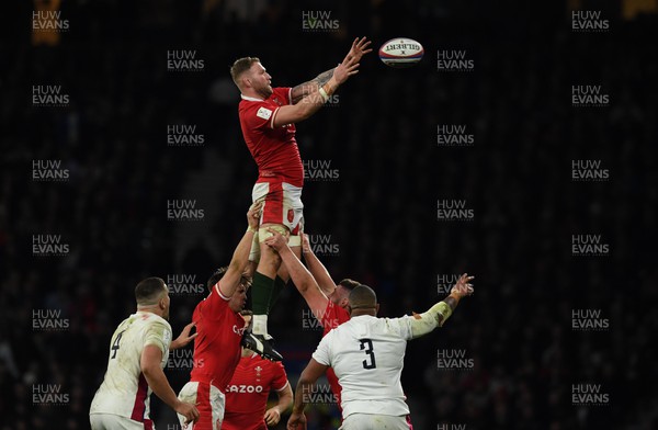 260222 - England v Wales - Guinness Six Nations 2022 - Ross Moriarty of Wales takes line out ball