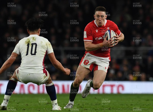 260222 - England v Wales - Guinness Six Nations 2022 - Josh Adams of Wales takes on Marcus Smith of England