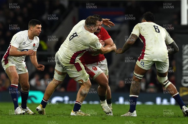 260222 - England v Wales - Guinness Six Nations 2022 - Gareth Thomas of Wales is tackled by Alex Dombrandt of England