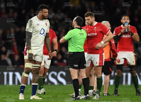 260222 - England v Wales - Guinness Six Nations 2022 - Referee Mike Adamson talks to Courtney Lawes of England and Dan Biggar of Wales