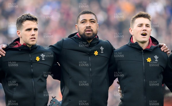 260222 - England v Wales - Guinness Six Nations 2022 - Kieran Hardy, Taulupe Faletau and Jonathan Davies of Wales during the anthems