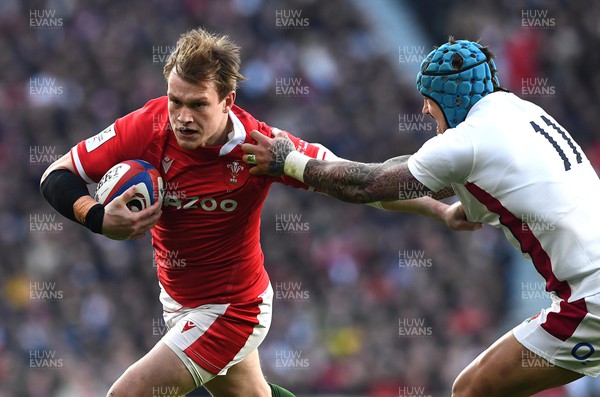 260222 - England v Wales - Guinness Six Nations 2022 - Nick Tompkins of Wales is tackled by Jack Nowell of England