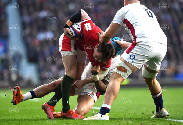 260222 - England v Wales - Guinness Six Nations 2022 - Nick Tompkins of Wales is tackled by Jack Nowell of England