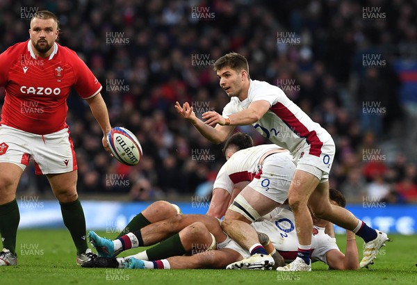 260222 - England v Wales - Guinness Six Nations 2022 - Harry Randall of England gets the ball away