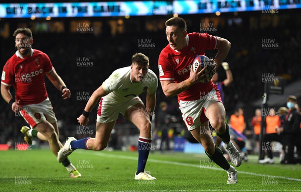 260222 - England v Wales - Guinness Six Nations 2022 - Josh Adams of Wales scores try