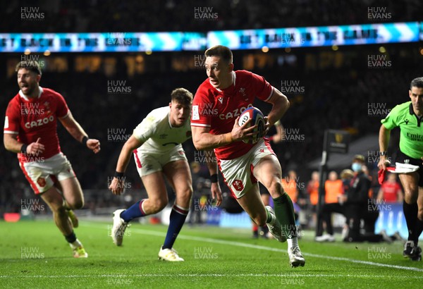 260222 - England v Wales - Guinness Six Nations 2022 - Josh Adams of Wales scores try