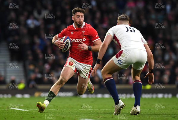 260222 - England v Wales - Guinness Six Nations 2022 - Alex Cuthbert of Wales takes on Freddie Steward of England
