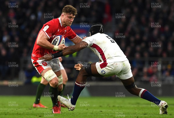 260222 - England v Wales - Guinness Six Nations 2022 - Will Rowlands of Wales is tackled by Maro Itoje of England