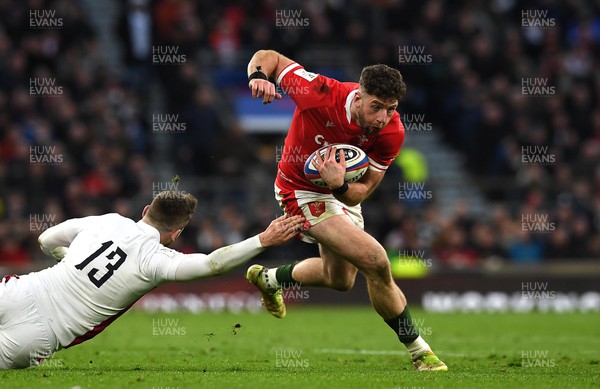 260222 - England v Wales - Guinness Six Nations 2022 - Alex Cuthbert of Wales takes on Henry Slade of England