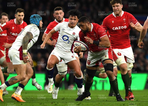 260222 - England v Wales - Guinness Six Nations 2022 - Taulupe Faletau of Wales looks for a way through