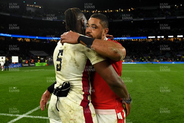 260222 - England v Wales - Guinness Six Nations 2022 - Maro Itoje of England and Taulupe Faletau of Wales at the end of the game