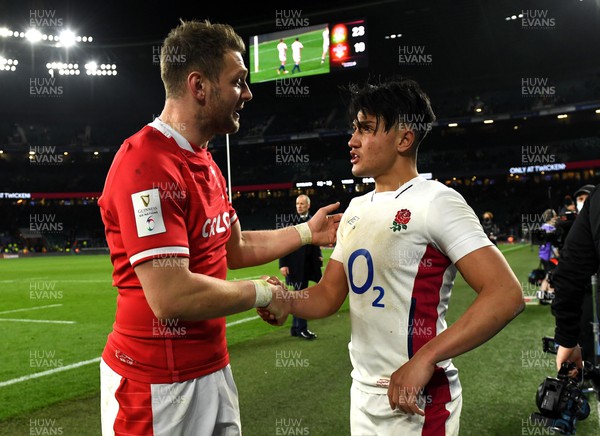 260222 - England v Wales - Guinness Six Nations 2022 - Dan Biggar of Wales and Marcus Smith of England at the end of the game