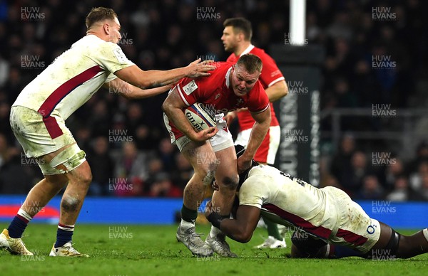 260222 - England v Wales - Guinness Six Nations 2022 - Dewi Lake of Wales is tackled by Maro Itoje of England