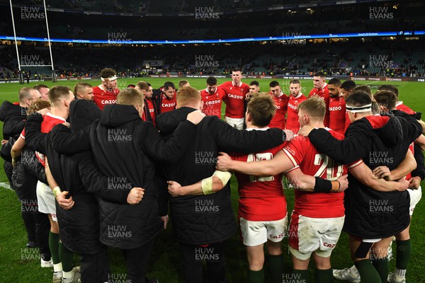 260222 - England v Wales - Guinness Six Nations 2022 - Wales players huddle at the end of the game