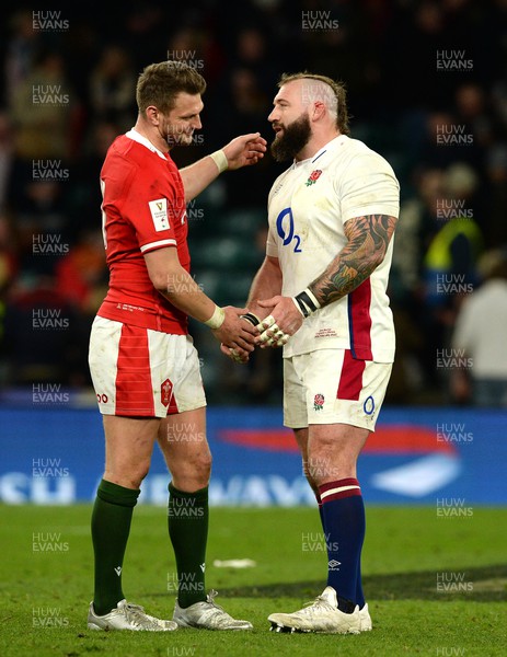 260222 - England v Wales - Guinness Six Nations 2022 - Dan Biggar of Wales and Joe Marler of England at the end of the game