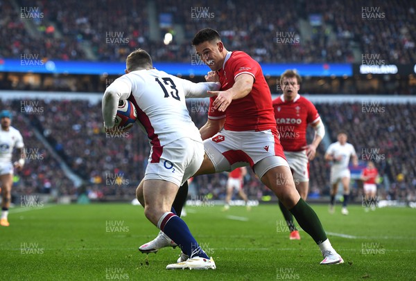 260222 - England v Wales - Guinness Six Nations 2022 - Elliot Daly of England is tackled by Owen Watkin of Wales