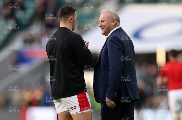 260222 - England v Wales - Guinness 6 Nations - Owen Watkin and Wales head coach Wayne Pivac during the warm up